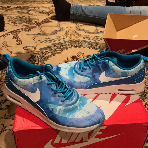 Gently used Nike sneakers - Picture 4 of 5